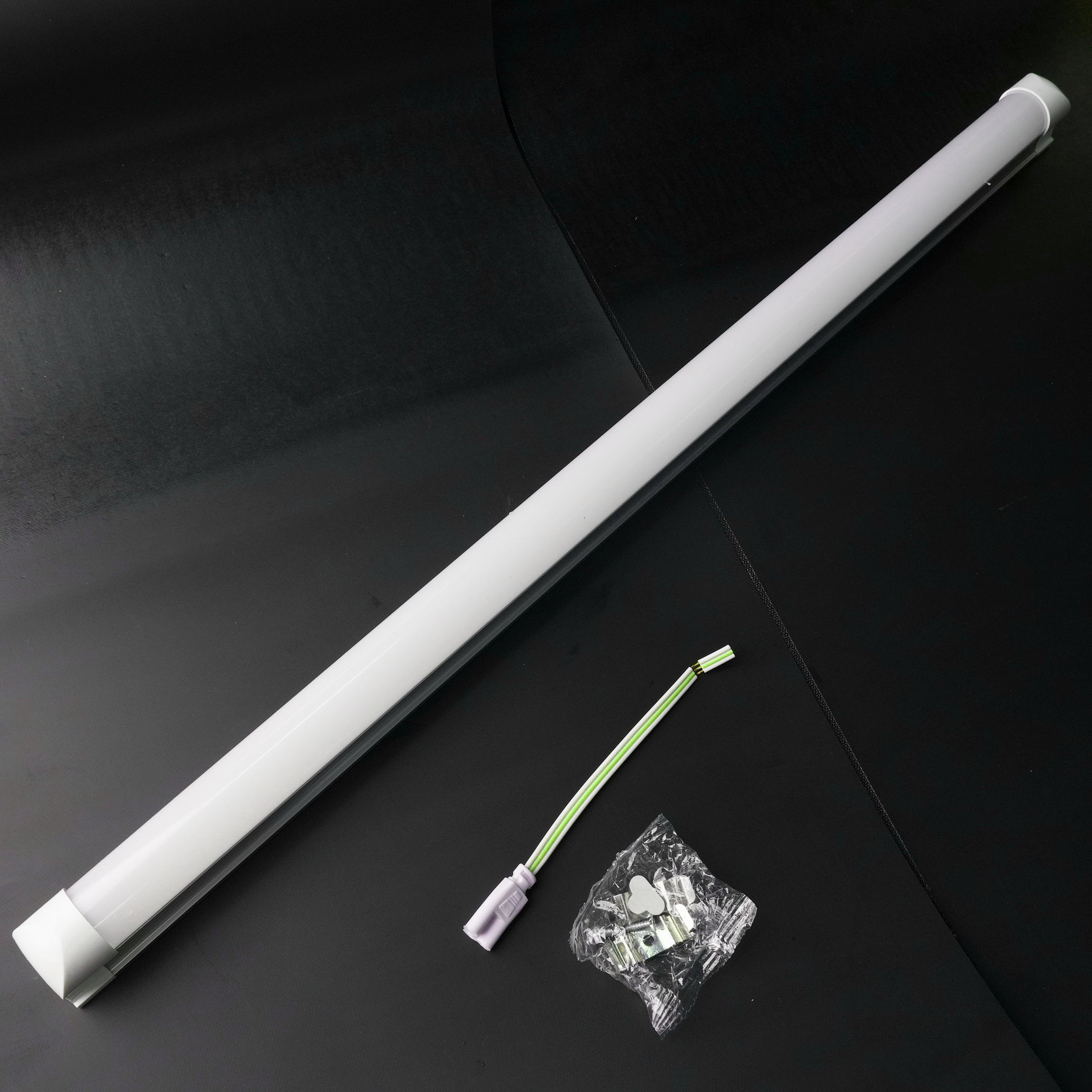 LED��ɫ�չ�ƹ� BESD,T5-0.6M,DC24V.jpg